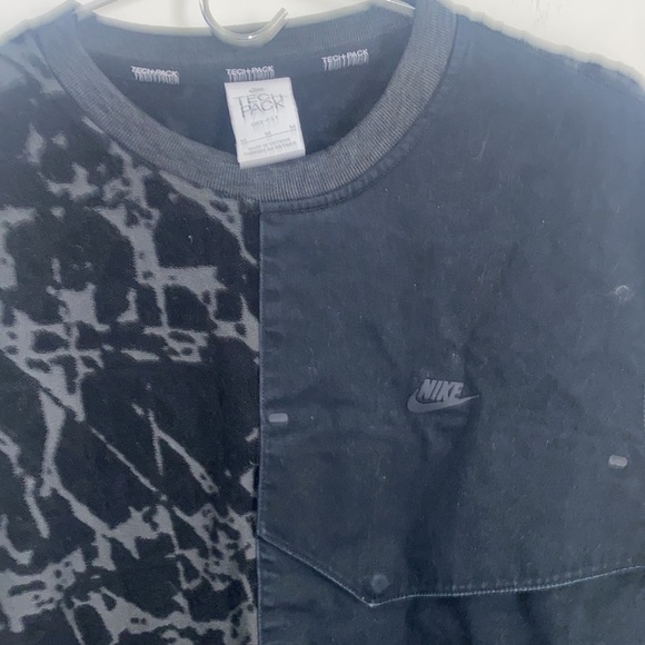 Nike Sportswear Dri-FIT ADV Tech Pack Men's Black Crew Sweatshirt DM5507-010 - Picture 2 of 4